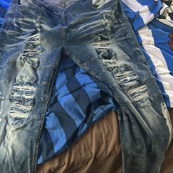 These are Reagle exchange ripped jeans the color is manly blue with beige tent - Picture 3 of 3